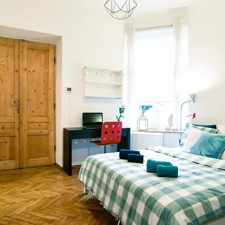 Large And Cozy 60 M2, Cracow Old Town דירה קרקוב